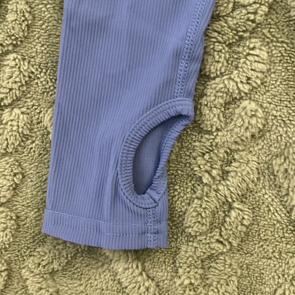 HALARA NWT CROPPED LONG-SLEEVE WORK OUT TOP - Picture 3 of 6